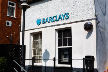 Woodbridge Suffolk İngiltere 21 Temmuz 2021: Barclays 'in Woodbridge şehir merkezindeki bir ana cadde şubesinin dış görünümü