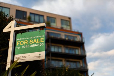 Felixstowe Suffolk UK 25 Kasım 2021: Sahil kasabasında yeni bir inşaatın önündeki 