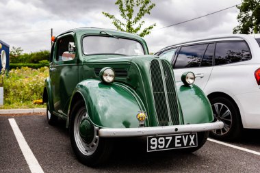 Woodbridge Suffolk İngiltere 27 Ağustos 2021: 1956 Ford Popular 'ın yepyeni bir kondisyonu halka açık bir otoparka park edildi
