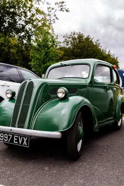 ウッドブリッジサフォークUk 2021年8月27日 ミントコンディション1956年フォード公共駐車場で人気の駐車場 — ストック写真