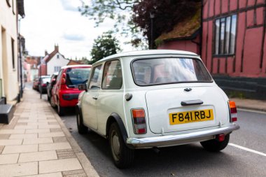 Woodbridge Suffolk Birleşik Krallık 02 Ağustos 2021: 1989 model klasik bir Austin Mini 1000 City.