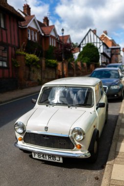 Woodbridge Suffolk Birleşik Krallık 02 Ağustos 2021: 1989 model klasik bir Austin Mini 1000 City.