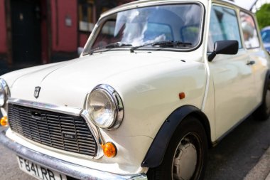 Woodbridge Suffolk Birleşik Krallık 02 Ağustos 2021: 1989 model klasik bir Austin Mini 1000 City.