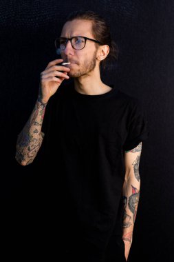 Woodbridge Suffolk UK Mayıs 08 2020: El yapımı sigara veya esrar içen genç bir erkek hippi