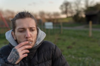 Woodbridge Suffolk UK Mart 01: 2020: Sağlığına yardım etmek için esrar içen 20 küsur erkek. Alternatif tıp, tıbbi marihuana konsepti