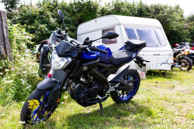 Woodbridge Suffolk UK 14 Ağustos 2021: Klasik bir 2019 Yamaha MT 125 ABS motosikleti bir motosiklet yarışında sergileniyor
