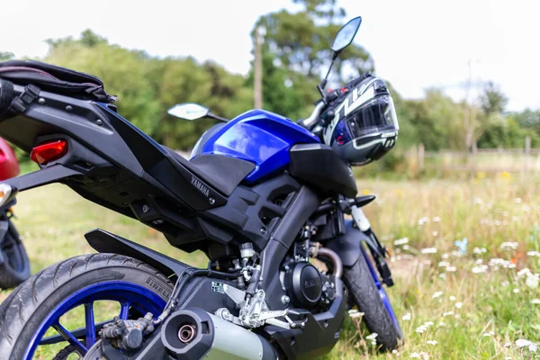 Woodbridge Suffolk UK 14 Ağustos 2021: Klasik bir 2019 Yamaha MT 125 ABS motosikleti bir motosiklet yarışında sergileniyor