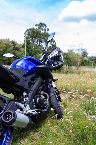 Woodbridge Suffolk UK 14 Ağustos 2021: Klasik bir 2019 Yamaha MT 125 ABS motosikleti bir motosiklet yarışında sergileniyor