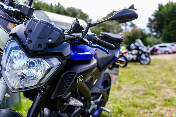 Woodbridge Suffolk UK 14 Ağustos 2021: Klasik bir 2019 Yamaha MT 125 ABS motosikleti bir motosiklet yarışında sergileniyor