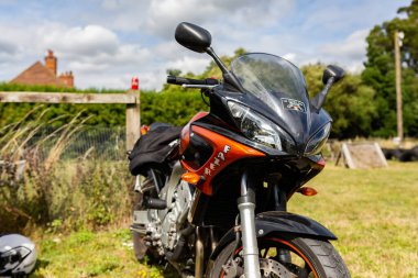 Woodbridge Suffolk UK 14 Ağustos 2021: Klasik bir 2004 Yamaha FZ6 Frazer motosiklet yarışı