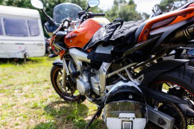 Woodbridge Suffolk UK 14 Ağustos 2021: Klasik bir 2004 Yamaha FZ6 Frazer motosiklet yarışı