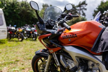 Woodbridge Suffolk UK 14 Ağustos 2021: Klasik bir 2004 Yamaha FZ6 Frazer motosiklet yarışı