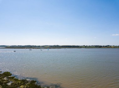 Suffolk 'ta Deben nehrinde küçük yelkenli tekneleri açık ve sıcak bir yaz gününde