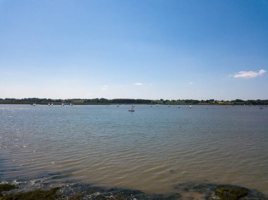 Sutton Suffolk UK 13 Haziran 2021: Açık ve sıcak bir yaz gününde Deben nehri üzerinde küçük yelkenli tekneleri