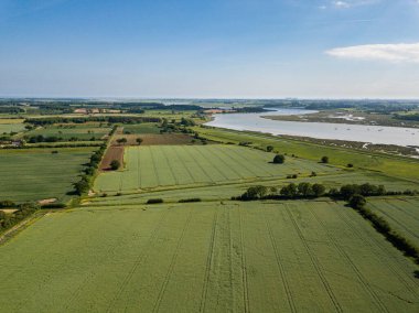 Suffolk kırsalındaki tarlaların hava görüntüsü Deben nehri ile birlikte.