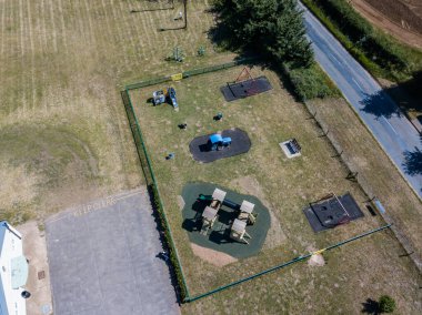 Çocukların insansız hava aracı görüntüsü halka açık bir parkta ekipman oynuyor. Çocuklar oyun oynuyor, park oynuyor, oyun alanı, eğlence, oyun zamanı konsepti