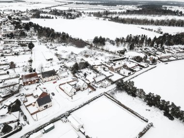 İngiliz kırsalındaki küçük bir köyün havadan görünüşü. Nadir görülen bir kar yağışı sırasında doğulu canavar olarak bilinir.