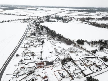İngiliz kırsalındaki küçük bir köyün havadan görünüşü. Nadir görülen bir kar yağışı sırasında doğulu canavar olarak bilinir.