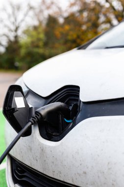 Suffolk, İngiltere 'de halka açık bir otoparkta elektrik yüklü bir araba.