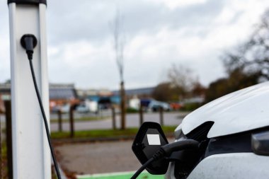 Suffolk, İngiltere 'de halka açık bir otoparkta elektrik yüklü bir araba.
