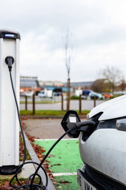 Suffolk, İngiltere 'de halka açık bir otoparkta elektrik yüklü bir araba.