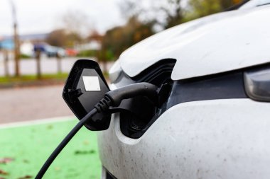 Suffolk, İngiltere 'de halka açık bir otoparkta elektrik yüklü bir araba.