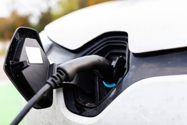 Suffolk, İngiltere 'de halka açık bir otoparkta elektrik yüklü bir araba.