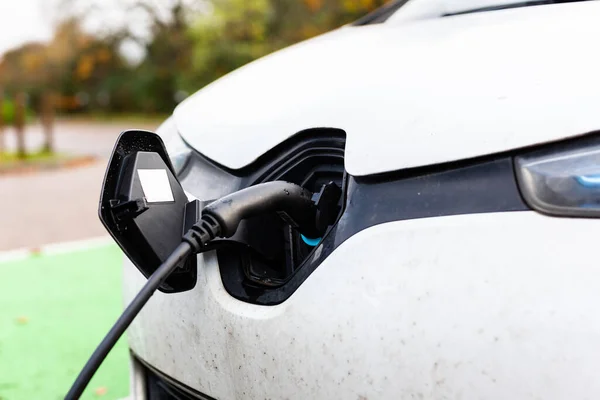 Suffolk, İngiltere 'de halka açık bir otoparkta elektrik yüklü bir araba.
