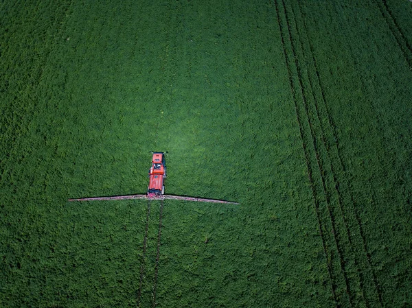Colpo Drone Aereo Macchine Agricole Che Spruzzano Campi Agricoli Nella — Foto Stock