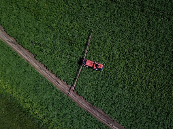 Aerial Drone Shot Farm Machinery Spraying Agriculture Fields Suffolk Countryside — Foto de Stock
