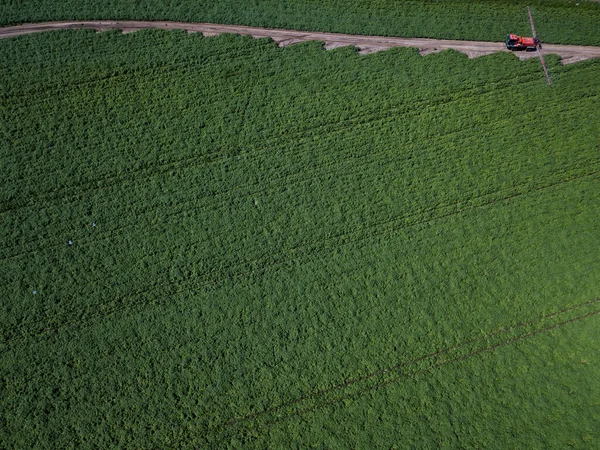 Aerial Drone Shot Farm Machinery Spraying Agriculture Fields Suffolk Countryside — Foto de Stock