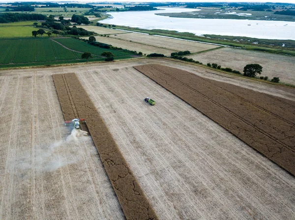 ウッドブリッジサフォークUk 2021年7月29日 夏の収穫期の半ばに収穫穀物を組み合わせる空中撮影 農業の概念 収穫の概念 — ストック写真