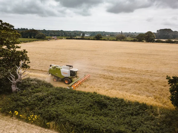 Woodbridge Suffolk July 2021 Aerial Shot Combine Harvesting Grains Middle — Stock Photo, Image