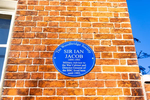 Woodbridge Suffolk UK 07 Ocak 2022: Woodbridge Cemiyeti 'nin Suffolk kasabası Sir Ian Jacob' ın evinin önündeki mavi plaketi