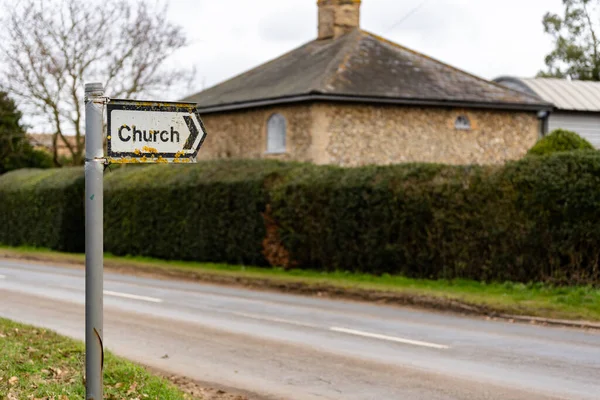 Znak Drogowy Wskazujący Kierunek Wiejskiego Kościoła Wiejskiego Wsi Suffolk — Zdjęcie stockowe
