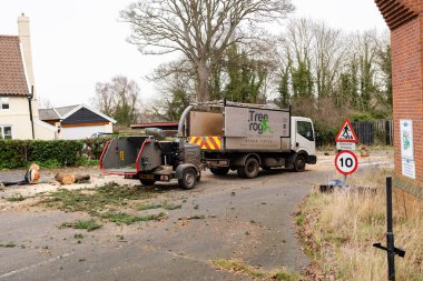 Woodbridge Suffolk İngiltere 19 Şubat 2022: Şiddetli bir fırtına sonrasında acil durum çalışmalarını yürüten ağaç cerrahları büyük bir ağacın eve zarar vermesine ve yoğun bir yolu kapatmasına neden oldu