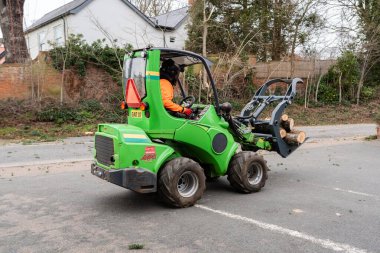 Woodbridge Suffolk İngiltere 19 Şubat 2022: Şiddetli bir fırtına sonrasında acil durum çalışmalarını yürüten ağaç cerrahları büyük bir ağacın eve zarar vermesine ve yoğun bir yolu kapatmasına neden oldu
