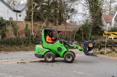 Woodbridge Suffolk İngiltere 19 Şubat 2022: Şiddetli bir fırtına sonrasında acil durum çalışmalarını yürüten ağaç cerrahları büyük bir ağacın eve zarar vermesine ve yoğun bir yolu kapatmasına neden oldu