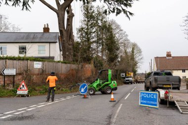 Woodbridge Suffolk İngiltere 19 Şubat 2022: Şiddetli bir fırtına sonrasında acil durum çalışmalarını yürüten ağaç cerrahları büyük bir ağacın eve zarar vermesine ve yoğun bir yolu kapatmasına neden oldu