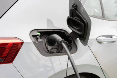 Suffolk, İngiltere 'de halka açık bir otoparkta elektrik yüklü bir araba.