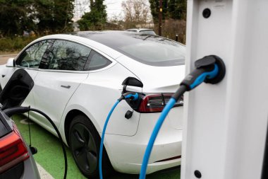 Suffolk, İngiltere 'de halka açık bir otoparkta elektrik yüklü bir araba.