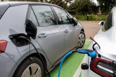 Suffolk, İngiltere 'de halka açık bir otoparkta elektrik yüklü arabalar var.