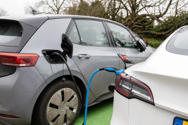 Электрические Автомобили Зарядки Подключении Заряда Станции Общественной Парковке Саффолке Великобритания — стоковое фото