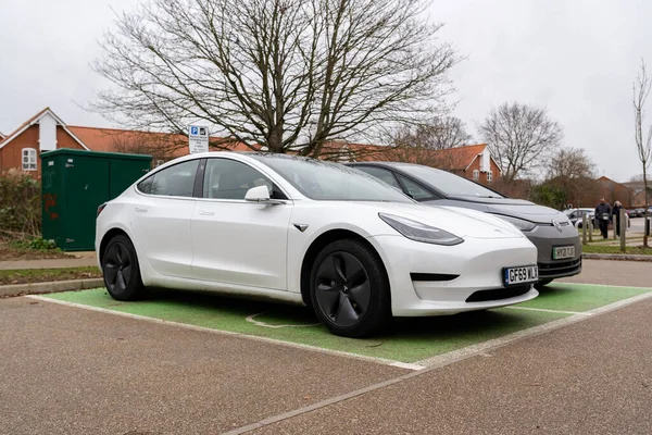 Woodbridge Suffolk Reino Unido Febrero 2022 Tesla Model Estacionado Aparcamiento — Foto de Stock
