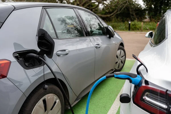 Suffolk, İngiltere 'de halka açık bir otoparkta elektrik yüklü arabalar var.