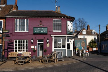 Woodbridge Suffolk İngiltere 25 Şubat 2022: Woodbridge şehir merkezindeki popüler The Anchor Pub 'ın dış görüntüsü, yiyecek ve içecek teslimatı yapıyorlar