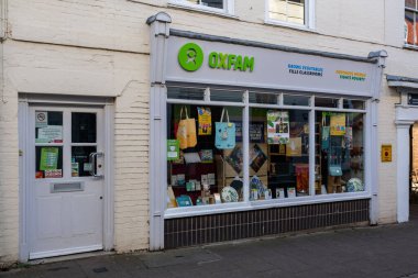 Woodbridge Suffolk İngiltere 25 Şubat 2022: Oxfam 'da bir hayır kurumu olan Oxfam, küresel yoksulluğun azaltılmasına odaklanan bağımsız bir hayır kurumu.