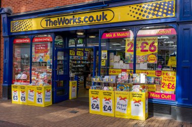 Ipswich Suffolk İngiltere 25 Şubat 2022: Popüler indirimli kitap perakendecisi The Works in Ipswich town center 'ın dış görünümü