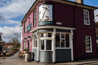 Woodbridge Suffolk UK 22 Şubat 2022: Woodbridge şehir merkezindeki popüler The Anchor Pub 'ın dış görünümü