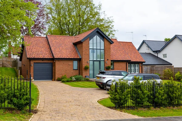 Woodbridge, Suffolk, İngiltere 14 Mayıs 2021: Yeni inşa edilmiş modern bir aile evi. Ev, ilk kez alıcı, yeni ev konsepti